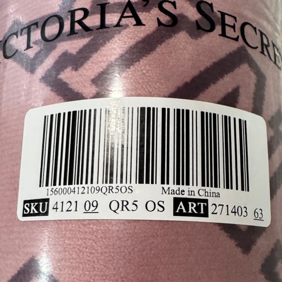 Victoria's Secret Pink Logo fleece Sherpa Throw NEW!!! never opened - Picture 3 of 3